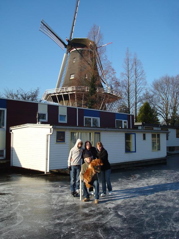 Houseboat Under The Mill Hotell Amsterdam Eksteriør bilde