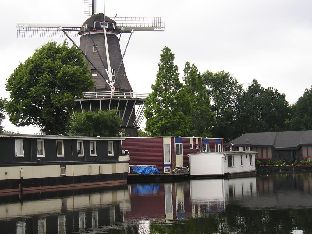 Houseboat Under The Mill Hotell Amsterdam Eksteriør bilde